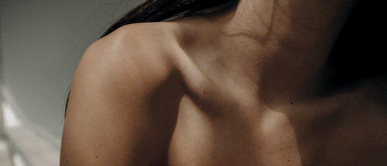 Natürlich gepflegte Haut im Sonnenlicht – Symbol für gesunde Schönheit mit Barnängen.