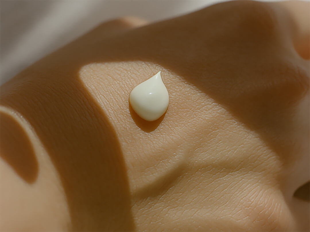 Tropfen einer natürlichen Creme auf Haut – Symbol für Feuchtigkeit und Pflege mit Barnängen.