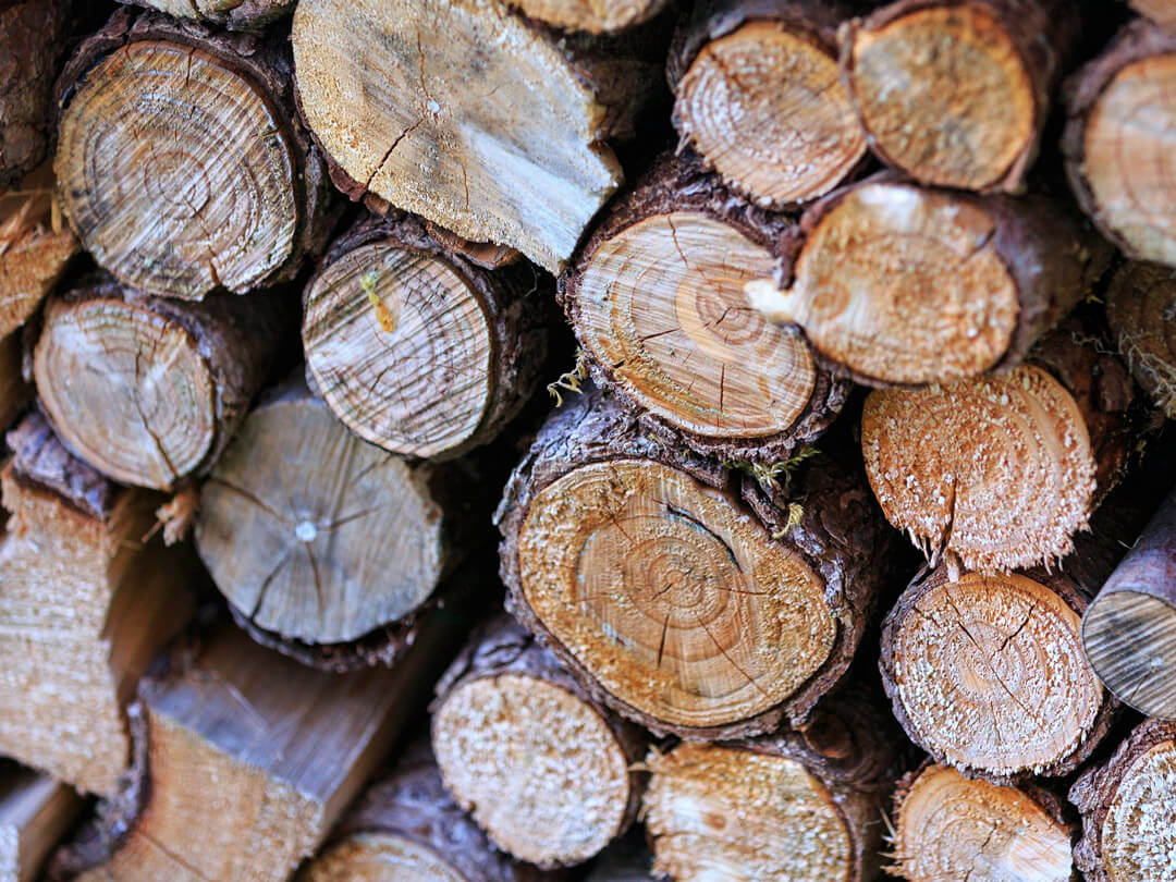 Gestapeltes Holz – natürliche Struktur und Wärme inspiriert Barnängen Hautpflege.