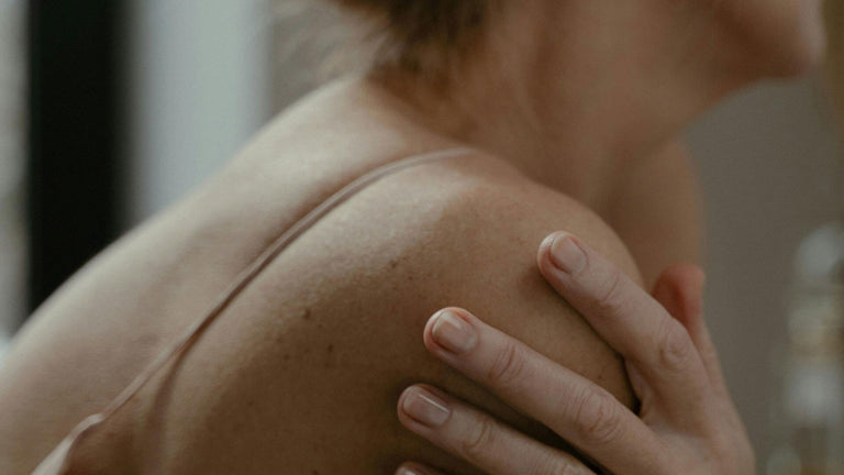 Sanft berührte Schulter – Symbol für natürliche Pflege und gesunde Haut mit Barnängen.