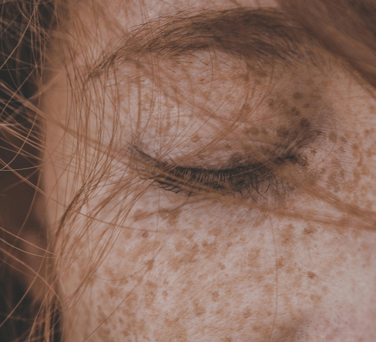 Nahaufnahme eines geschlossenen Auges – natürliche Ruhe und Schönheit.