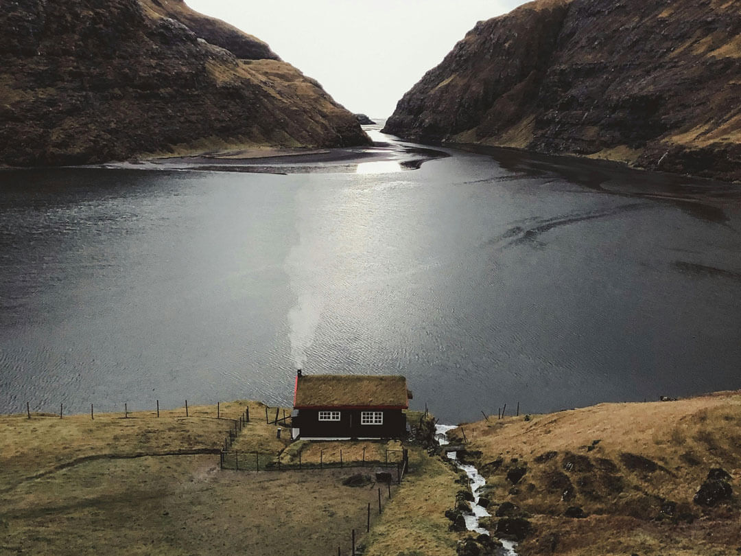 Kleines Haus am Fjord – nordische Ruhe und Natürlichkeit als Inspiration für Barnängen.