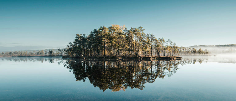 Nordische Insel im Morgenlicht – klare Luft und Wasser als Symbol für Barnängen Reinheit.