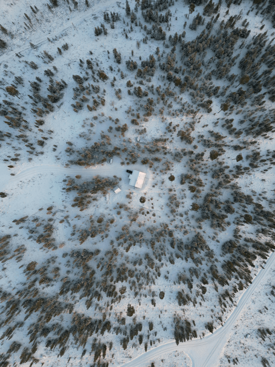 Verschneiter nordischer Wald aus der Luft – Inspiration der Barnängen Pflege.